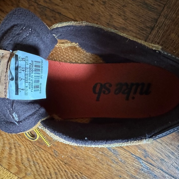 Nike - Picture 4 of 6